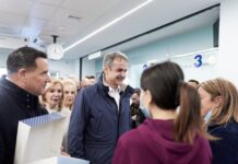 Κυριάκος Μητσοτάκης και Άδωνις Γεωργιάδης επισκέφτηκαν το «Γ. Γεννηματάς» και αντάλλαξαν ευχές με ασθενείς και προσωπικό