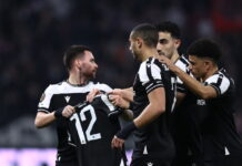 Ο Γιακουμάκης έκανε το 0-1 στο Λιόν – ΠΑΟΚ αλλά δεν πανηγύρισε το γκολ και ο Ζίβκοβιτς σήκωσε φανέλα για τους αδικοχαμένους οπαδούς