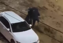 Κακοκαιρία: Η στιγμή δραματικής διάσωσης γυναίκας στη Γλυφάδα – Την παρέσερναν τα ορμητικά νερά