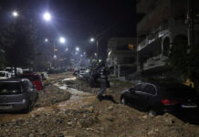 Κακοκαιρία: Βομβαρδισμένο τοπίο η Γλυφάδα με δρόμους χείμαρρους και αυτοκίνητα θαμμένα στα μπάζα – Αδιανόητες εικόνες