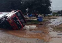 Βάρη: Τεράστιες καταστροφές από την κακοκαιρία – Στη λάσπη σπίτια και αυτοκίνητα, δρόμος «κατάπιε» όχημα της Πολιτικής Προστασίας