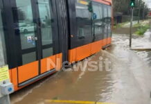 Κακοκαιρία: «Λίμνη» η λεωφόρος Βουλιαγμένης, πλημμύρες στις γραμμές του τραμ και πτώσεις δέντρων στα νότια προάστια