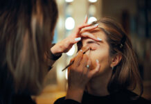 Θέλετε λαμπερό και με διάρκεια μακιγιάζ; Αυτή είναι η σωστή σειρά για να απλώνετε τα καλλυντικά σας