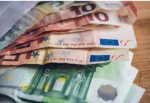 Κεραμέως για κατώτατο μισθό: Στόχος τα 950 ευρώ για το 2027 – Τι είπε για το νέο πρόγραμμα επιδότησης για 10.000 άνεργες μητέρες