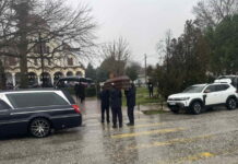 Τραγωδία στο εργοστάσιο Βιολάντα: Θρήνος στην κηδεία της 47χρονης Σταυρούλας Μπουκουβάλα – Τραγικές φιγούρες τα παιδιά και οι γονείς της