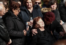 Βιολάντα: Θρήνος στην κηδεία της Έλενας Κατσαρού που σκοτώθηκε στην έκρηξη – Τραγική φιγούρα η μητέρα της