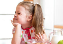 Tο κόλπο για να τρώνε τα παιδιά το πρωινό τους χωρίς γκρίνια