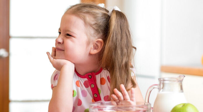Tο κόλπο για να τρώνε τα παιδιά το πρωινό τους χωρίς γκρίνια