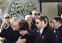 Γιώργος Παπαδάκης: Συγγενείς, φίλοι, συνεργάτες, δημοσιογράφοι, πολιτικοί στο τελευταίο αντίο στο αποτεφρωτήριο Ριτσώνας