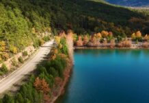 Αυτός είναι ο ομορφότερος δρόμος της Ελλάδας: Απολαύστε τη μοναδική διαδρομή μεταξύ Φενεού και Λίμνης Δόξα