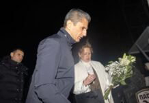 Οι παίκτες του ΠΑΟΚ άφησαν λουλούδια στην Τούμπα για τα θύματα του δυστυχήματος στη Ρουμανία