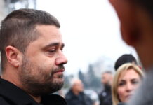 ΠΑΟΚ: Δακρυσμένος ο Μάκης Γκαγκάτσης στην Τούμπα, άφησε λουλούδια στη μνήμη των οπαδών του δικεφάλου