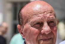 Μίμης Δομάζος: «Ο πατέρας μας θα είναι πάντα κοντά μας όσο ψηλά κι αν βρίσκεται» συγκινούν Ράνια και Ευαγγελία