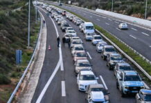 Μπλόκα αγροτών: Με μεγάλη ταλαιπωρία η επιστροφή των εκδρομέων στην Αθήνα – Ουρές χιλιομέτρων στον κόμβο των Βαγίων, προβλήματα και στην Πελοπόννησο