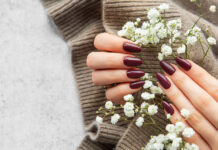 Mulled wine nails: Το πιο cozy mani trend της σεζόν