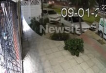 Νέα Σμύρνη: Βίντεο ντοκουμέντο από τη στιγμή που το αυτοκίνητο περνάει πάνω από τις γραμμές του τραμ και καρφώνεται σε κολώνα