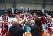 Οι έξαλλοι πανηγυρισμοί των παικτών του Ολυμπιακού στην απονομή του Super Cup του βόλεϊ ανδρών