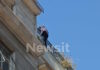 Ομόνοια: Λήξη συναγερμού για τον άνδρα που απειλούσε να πέσει από την ταράτσα του κτιρίου της πολεοδομίας