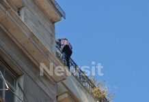 Ομόνοια: Λήξη συναγερμού για τον άνδρα που απειλούσε να πέσει από την ταράτσα του κτιρίου της πολεοδομίας