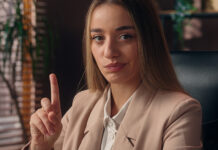 Αποστασιοποίηση με αγάπη: Το πιο υγιές «όχι» που θα πεις φέτος