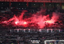 Λιόν – ΠΑΟΚ: Ενός λεπτού σιγή και συγκινητικές στιγμές με πανό και πυρσούς για τους αδικοχαμένους οπαδούς του «δικεφάλου»