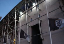 Μεσίστιες σημαίες του ΠΑΟΚ στην Τούμπα για το τραγικό δυστύχημα στη Ρουμανία – Φίλοι του Δικεφάλου αφήνουν λουλούδια