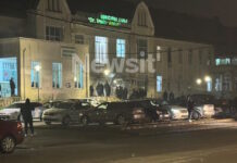 Σκηνές αρχαίας τραγωδίας από συγγενείς και φίλους των αδικοχαμένων οπαδών του ΠΑΟΚ έξω από το νοσοκομείο στην Ρουμανία