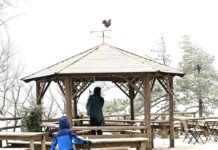 Μαγευτικές εικόνες από τα χιόνια στην Πάρνηθα – Κάτοικοι απολαμβάνουν το τοπίο στο κατάλευκο καταφύγιο Μπάφι