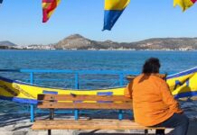 «Κίμων»: Ψαράδες και κάτοικοι από το Πέραμα περιμένουν την Belharra – Στόλισαν με σημαίες την προβλήτα για την υποδοχή της