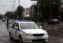 Βούλα: Επιτήδειοι έκαναν πλιάτσικο τη στιγμή που χτύπαγε η κακοκαιρία – Άρπαξαν πλαστικά από αυτοκίνητο