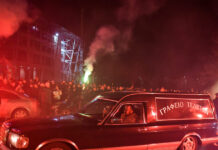 Τραγωδία με οπαδούς του ΠΑΟΚ: Η συγκλονιστική πομπή με τις σορούς των 7 νεκρών προς την Τούμπα