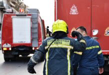 Φωτιά σε διαμέρισμα στο Ίλιον: Στο σημείο 22 πυροσβέστες για κατάσβεση