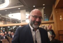 Σάκης Αρναούτογλου: Το δημόσιο μήνυμα για την απώλεια της μητέρας του – Η επιθυμία της οικογένειας