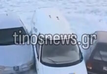 Καιρός – Τήνος: Κύματα κατακλύζουν το λιμάνι και παρασέρνουν αυτοκίνητα που συγκρούονται μεταξύ τους