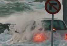 Τήνος: Οδηγός έσωσε «στο τσακ» το αυτοκίνητό του πριν το καταπιούν τα τεράστια κύματα στο λιμάνι