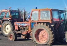 Μπλόκο Νίκαιας: Βανδάλισαν τρακτέρ αγροτών που πήγαν στη συνάντηση με τον Μητσοτάκη – Έγραψαν με σπρέι «προδότες»