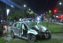 Νέα Σμύρνη: Αυτοκίνητο κατέληξε σε κολώνα του τραμ μετά από σύγκρουση οχημάτων – 2 τραυματίες στο ΚΑΤ