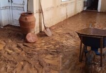 Η Βάρη βυθισμένη στη λάσπη από την κακοκαιρία: Εικόνες από drone δείχνουν την καταστροφή