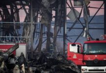 Τραγωδία στη «Βιολάντα»: Νέες εικόνες από το κουφάρι του εργοστασίου – Για τρίτη ημέρα συνεχίζονται οι ρίψεις νερού