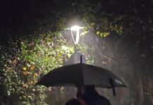 Άνοιξαν και πάλι οι ουρανοί στην Αττική: Έντονη βροχόπτωση στα Νότια προάστια προκαλεί νέα ανησυχία