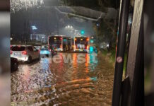 Κακοκαιρία: Εικόνες καταστροφής σε Γλυφάδα, Βουλιαγμένη, Βούλα και Βάρη – Ορμητικά νερά παρέσυραν αυτοκίνητα και κάδους, εγκλωβισμένοι επιβάτες σε λεωφορεία