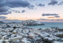 Καιρός: Στα λευκά τα νησιά του Αιγαίου – Το χιόνι έφτασε μέχρι τη θάλασσα, εντυπωσιακές εικόνες