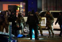 ΗΠΑ: Διαδήλωση έξω από το ξενοδοχείο όπου μένει ο διοικητής της συνοριοφυλακής στη Μινεάπολη