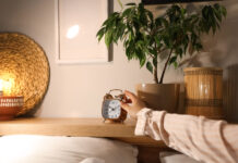 7 πράγματα που κάνουν οι οργανωμένοι άνθρωποι κάθε βράδυ στο σπίτι (και ξυπνούν χωρίς χάος)