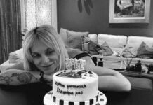 Ελεωνόρα Ζουγανέλη: Με κλαρίνα και νταούλια έσβησε (ξανά) κεράκια στο καμαρίνι της