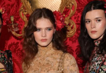 Λουλούδια στα μαλλιά: Η μικρή λεπτομέρεια που μεταμορφώνει κάθε χτένισμα