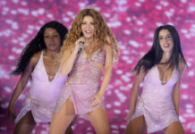 Shakira: Τσακίστηκε στη σκηνή στο Ελ Σαλβαδόρ και ατάραχη συνέχισε να τραγουδάει