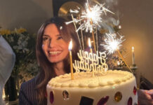 Παπαγεωργίου: Έτσι κοιτάει τον Γιάννη της που φέρνει την τούρτα πριν σβήσει κερί και δώσει φιλί