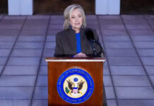 Υπόθεση Epstein: Γιατί η Hillary Clinton καλείται κάθε φορά να λογοδοτεί για τις πράξεις του συζύγου της