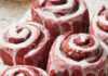 Red Velvet Cinnamon Rolls: Η πιο ρομαντική συνταγή για τον Άγιο Βαλεντίνο